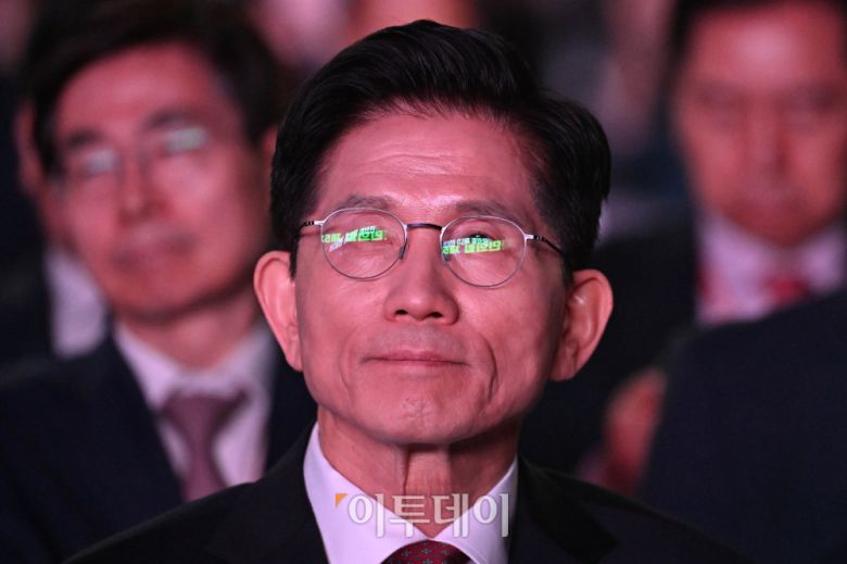 3일 경기 일산 킨텍스 제1전시장에서 열린 국민의힘 대선 후보 선출을 위한 제5차 전당대회에서 김문수 후보가 결과를 기다리고 있다. 고이란 기자 photoeran@