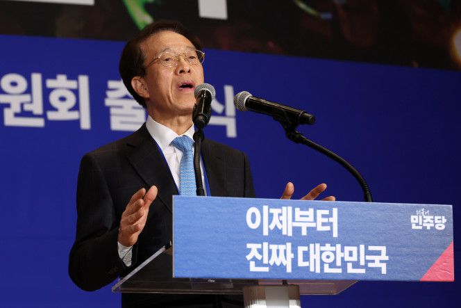 30일 오후 서울 여의도 국회 의원회관에서 열린 더불어민주당 제21대 대통령선거 '진짜 대한민국' 중앙선거대책위원회 출범식에서 이석연 공동선거대책위원장이 발언하고 있다.