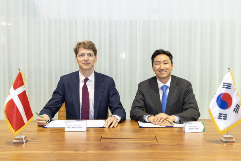 HD현대 정기선 수석부회장과 A.P. 몰러 머스크 로버트 머스크 우글라(Robert Maersk Uggla) 의장이 ‘탈탄소 해운 기술 발전 및 글로벌 통합 물류 서비스 분야의 포괄적 협력 관계 구축을 위한 양해각서(MOU)’에 서명하고 있다.