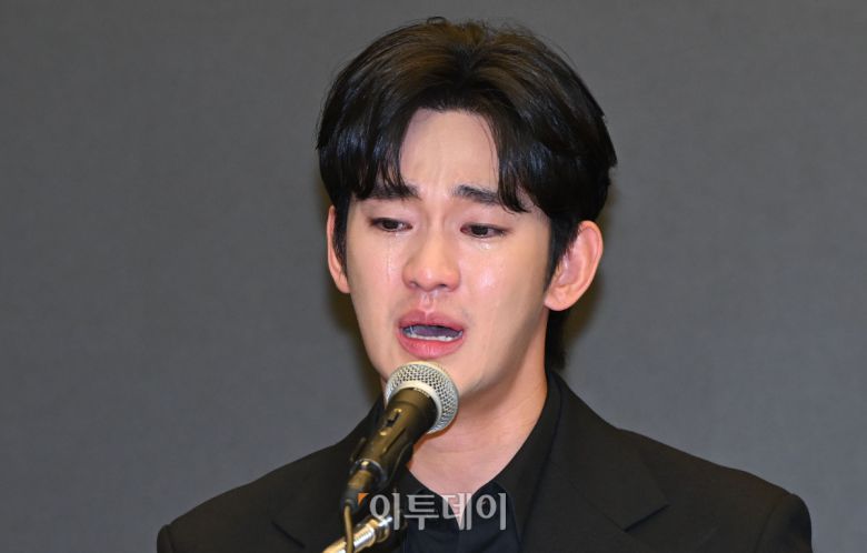 배우 김수현이 31일 서울 마포구 스탠포드 호텔에서 열린 미성년자였던 배우 고(故) 김새론과의 교제 의혹 관련 기자회견에서 입장을 밝히고 있다. 조현호 기자 hyunho@