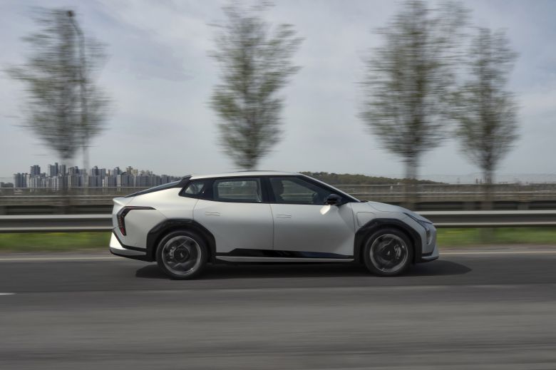 지난달 23일 개최된 시승회에서 달리고 있는 기아 EV4.