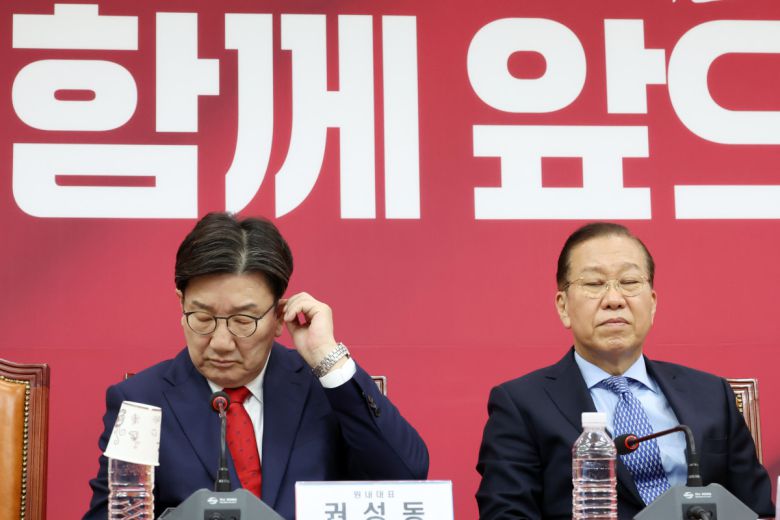 권영세(오른쪽) 국민의힘 비대위원장과 권성동 원내대표가 8일 오전 서울 여의도 국회에서 열린 비상대책위원회의에서 잠시 눈을 감고 생각에 잠겨 있다. 2025.05.08.