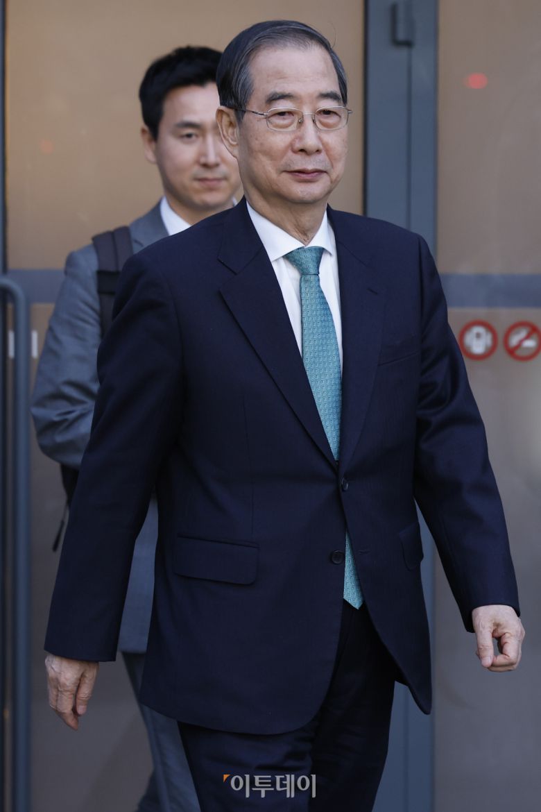 한덕수 무소속 대선 예비후보가 7일 서울 종로구의 한 식당에서 김문수 국민의힘 대선후보와 후보 단일화 관련 회동을 마친 후 식당을 나서고 있다. 조현호 기자 hyunho@