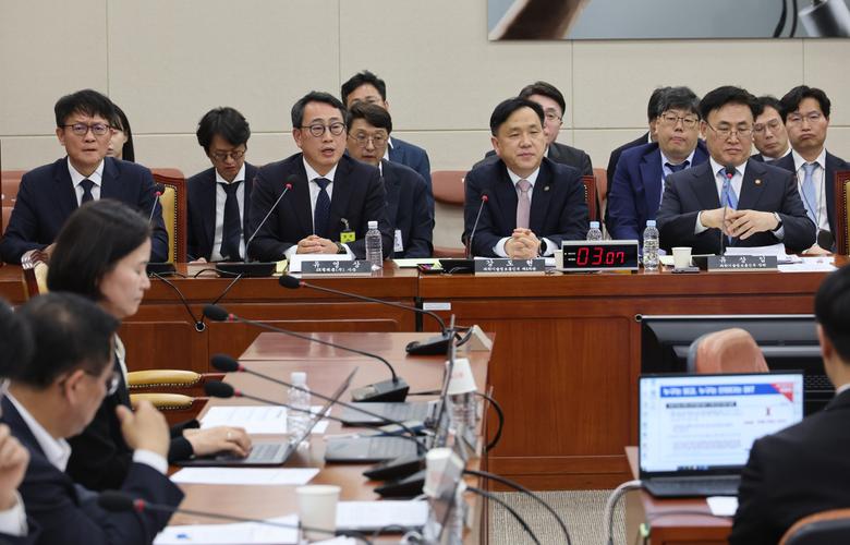 8일 국회 과학기술정보방송통신위원회 SK텔레콤 청문회에 유영상 SKT 대표가 증인으로 출석해 발언하고 있다. 사진 (왼쪽부터) 류정환 SKT 네트워크 인프라센터장(부사장), 유영상 SKT 대표, 강도현 과기정통부 제2차관, 유상임 과기정통부 장관.