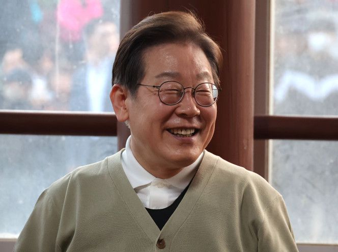 더불어민주당 이재명 대선 후보가 '골목골목 경청투어:국토종주편'에 나선 6일 전북 장수군 오옥마을을 찾아 국내 최연소 이장인 정민수 이장을 비롯한 주민 어르신들과 간담회를 하고 있다. 2025.5.6.