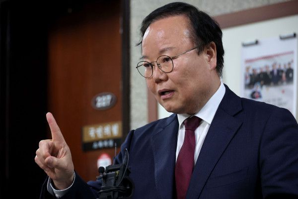 국민의힘 김문수 대선 후보측의 김재원 비서실장이 10일 국회에서 재개된 국민의힘 김문수 대선 후보와 한덕수 후보 간의 단일화 협상이 결렬된 뒤 취재진 질문에 답하고 있다. 2025.5.10