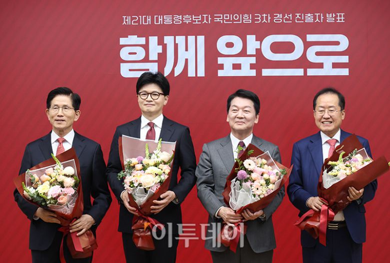 29일 서울 여의도 국민의힘 당사에서 열린 제21대 대통령 후보자 국민의힘 3차 경선 진출자 발표 행사에서 3차 경선에 진출한 김문수(왼쪽부터),한동훈 후보가 안철수, 홍준표 후보와 기념촬영을 하고 있다. 고이란 기자 photoeran@