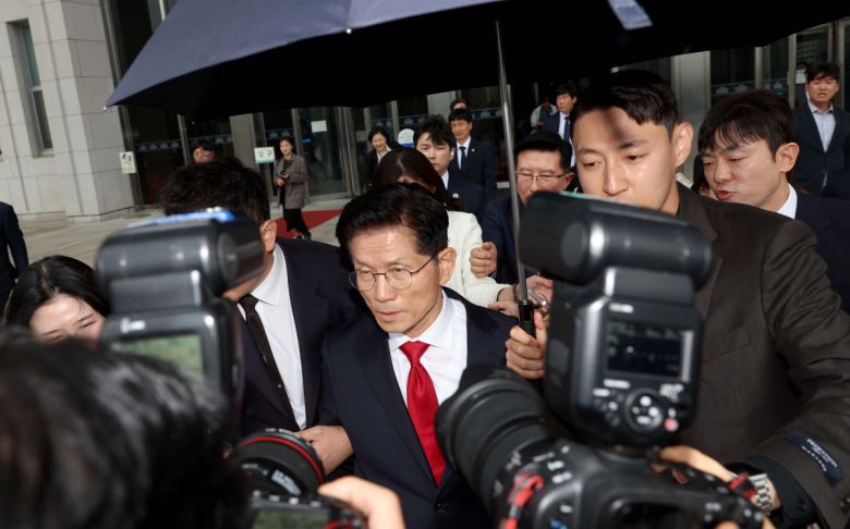 김문수 국민의힘 대선후보가 9일 서울 여의도 국회에서 열린 국민의힘 의원총회에서 권영세 비대위원장이 “대단히 실망스럽다”고 발언한뒤 퇴장하자 국회를 나서고 있다. 신태현 기자 holjjak@