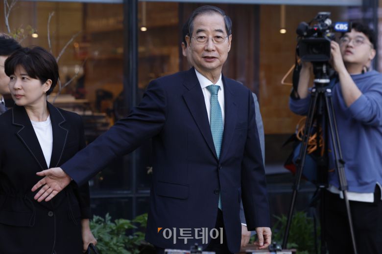 한덕수 무소속 대선 예비후보가 7일 서울 종로구의 한 식당에서 김문수 국민의힘 대선후보와 후보 단일화 관련 회동을 마친 후 식당을 나서고 있다. 조현호 기자 hyunho@