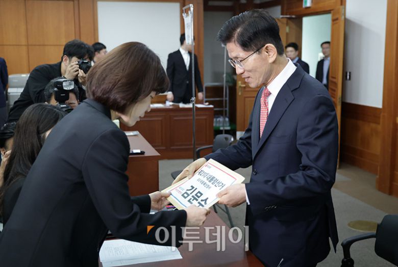 김문수 국민의힘 대선 후보가 공식 선거운동 개시를 하루 앞둔 11일 경기 과천시 중앙선거관리위원회에서 후보자 등록을 하고 있다. 고이란 기자 photoeran@