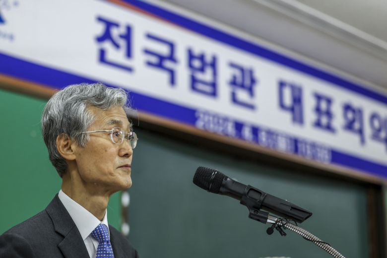 조희대 대법원장이 지난해 4월 8일 경기 고양시 사법연수원에서 열린 2024 상반기 전국법관대표회의에서 인사말을 하고 있다.