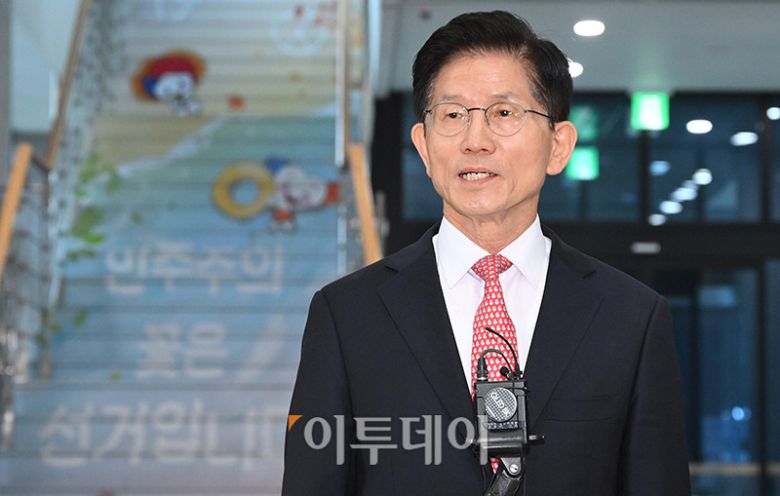 김문수 국민의힘 대선 후보가 공식 선거운동 개시를 하루 앞둔 11일 경기 과천시 중앙선거관리위원회에서 후보자 등록을 마치고 취재진 질문에 답하고 있다. 고이란 기자 photoeran@