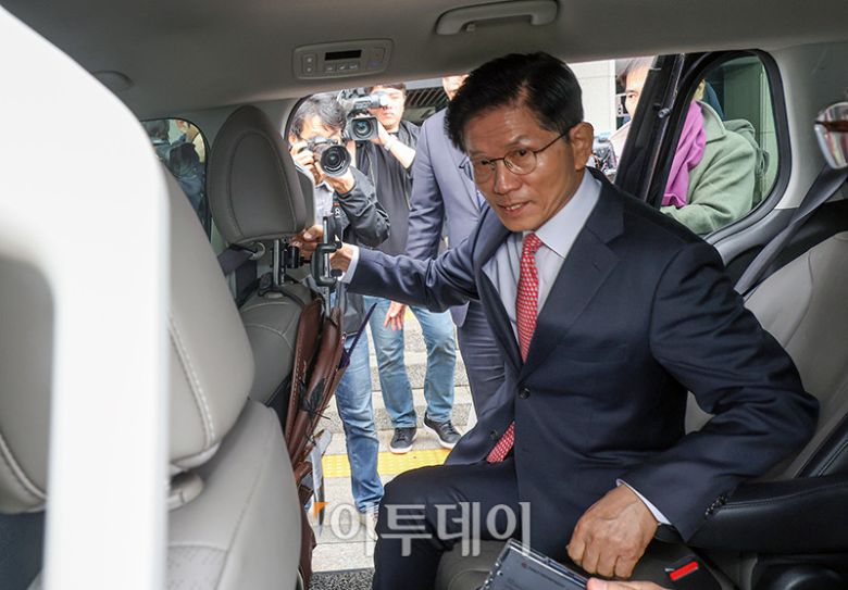 김문수 국민의힘 대선 후보가 공식 선거운동 개시를 하루 앞둔 11일 경기 과천시 중앙선거관리위원회에서 후보자 등록을 마치고 이동하고 있다. 고이란 기자 photoeran@