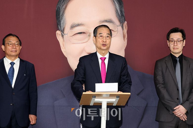 한덕수 전 국무총리가 11일 서울 여의도 선거캠프 사무실에서 열린 기자회견에서 입장을 밝히고 있다. 이날 한 전 총리는 "모든 것을 겸허하게 수용하고 승복하겠다"며 "국민의힘 김문수 대선 후보자님과 지지자분들이 이번 대선에서 승리하시기를 기원하며 제가 할 수 있는 일을 돕겠다"고 말했다. 고이란 기자 photoeran@