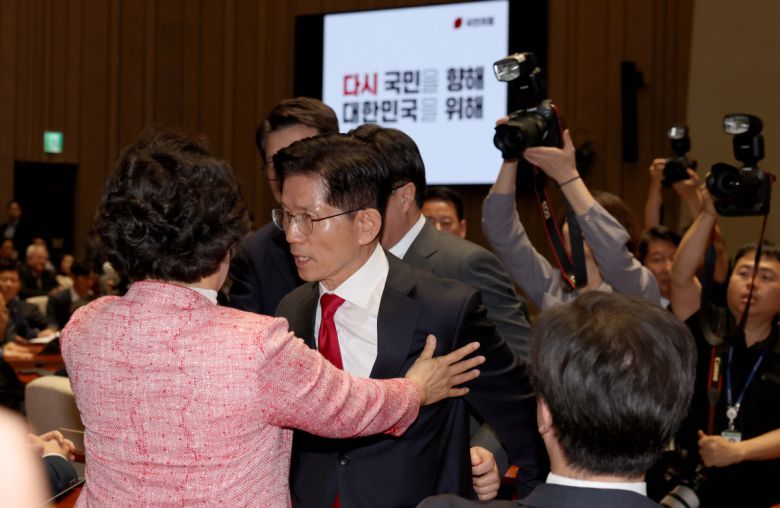김문수 국민의힘 대선후보가 9일 서울 여의도 국회에서 열린 국민의힘 의원총회에서 권영세 비대위원장이 “대단히 실망스럽다”고 발언한뒤 퇴장하자 의총장을 나서고 있다. 신태현 기자 holjjak@