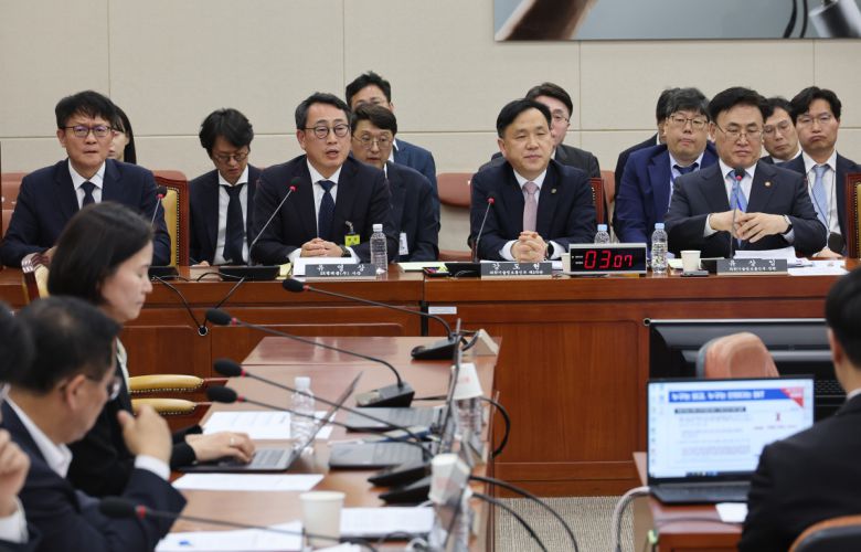 8일 국회 과학기술정보방송통신위원회 전체회의에서 열린 SK텔레콤 유심 해킹 사건 청문회에서 유영상 SK텔레콤 대표이사가 의원 질의에 답하고 있다. 2025.5.8    pdj6635@yna.co.kr/2025-05-08 15:19:21/<저작권자 ⓒ 1980-2025 ㈜연합뉴스. 무단 전재 재배포 금지, AI 학습 및 활용 금지>