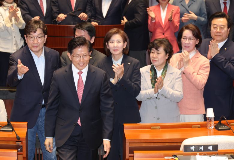 국민의힘 김문수 대선 후보와 권성동 원내대표가 11일 서울 여의도 국회에서 열린 의원총회에서 기념촬영을 마치고 의총장을 나서고 있다. 2025.05.11.