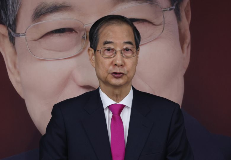 한덕수 전 국무총리가 11일 서울 여의도 대선 캠프 사무실에서 기자회견을 하고 있다.