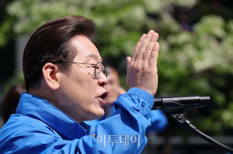 이재명 더불어민주당 대선후보가 12일 서울 종로구 청계광장에서 출정식을 갖고 첫 유세를 하고 있다. 사진=신태현 기자 holjjak@