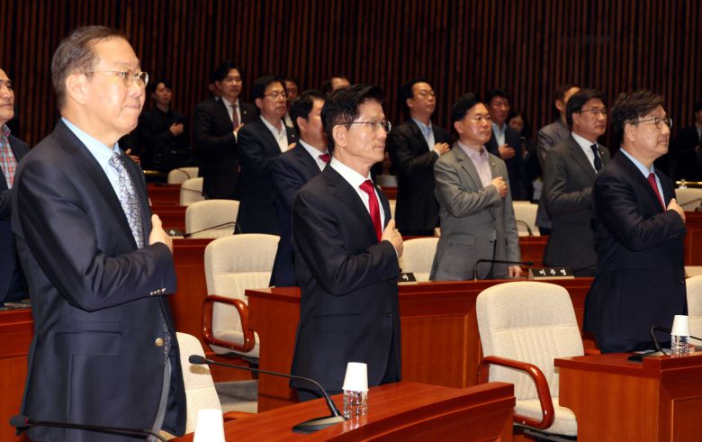 김문수 국민의힘 대선후보가 9일 서울 여의도 국회에서 열린 의원총회에서 국민의례를 하고 있다. 앞줄 왼쪽부터 권영세 비대위원장, 김 후보, 권성동 원내대표.