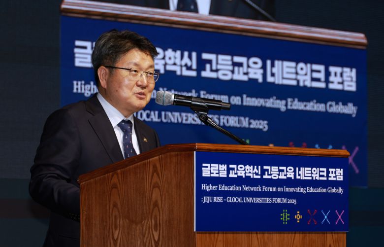 오석환 교육부 차관이 12일 제주 부영호텔에서 '아시아태평양경제협력체(APEC) 교육장관회의' 공식 부대행사로 열린 '글로벌 교육혁신 고등교육 네트워크 포럼'에 참석했다.