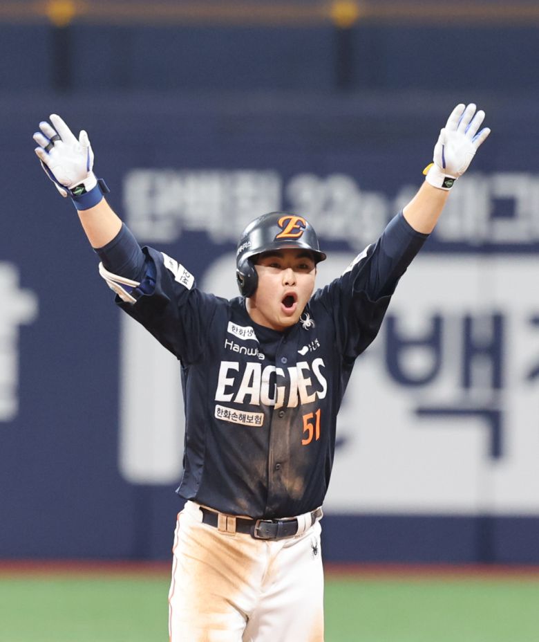 11일 서울 고척스카이돔에서 열린 프로야구 한화 이글스와 키움 히어로즈의 경기.  9회 초 1사 2루 한화 문현빈이 1타점 적시타를 친 뒤 기뻐하고 있다.