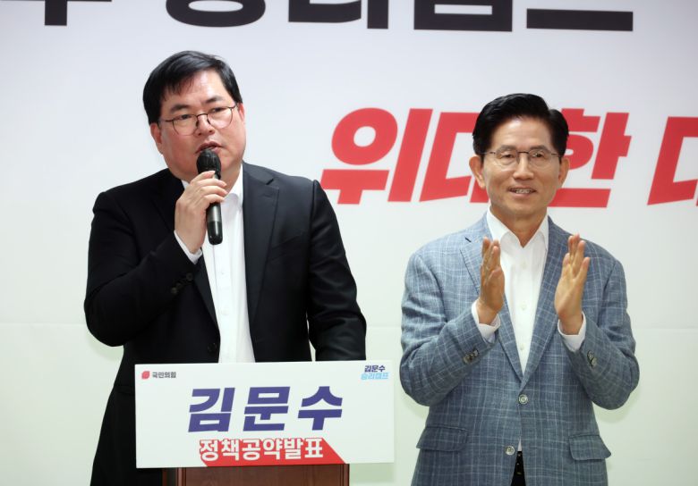 유동규 전 성남도시개발공사 기획본부장이 2일 서울 여의도 김문수 국민의힘 대선 경선 후보 캠프에서 김 후보 지지 발언을 하고 있다.