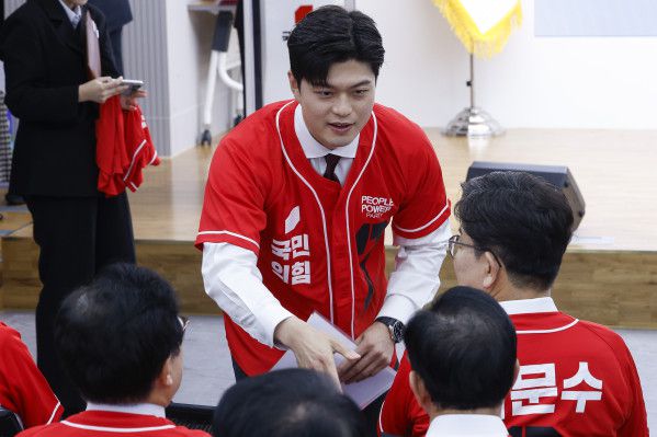 국민의힘 비상대책위원장으로 내정된 김용태 당 공동선거대책위원장이 12일 서울 영등포구 여의도 국민의힘 중앙당사에서 열린 중앙선대위 임명장 수여식에 참석하고 있다.  [공동취재]