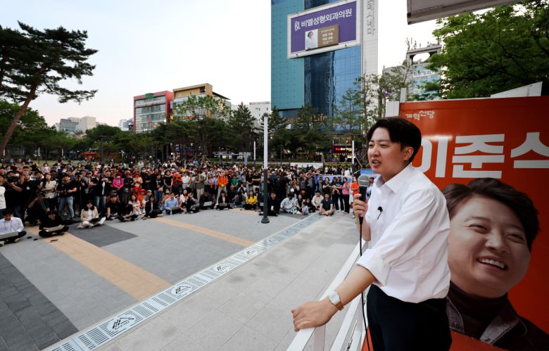 이준석 개혁신당 대선 후보가 13일 대구 중구 2.28기념중앙공원에서 열린 집중유세에서 지지를 호소하고 있다. 2025.05.13.