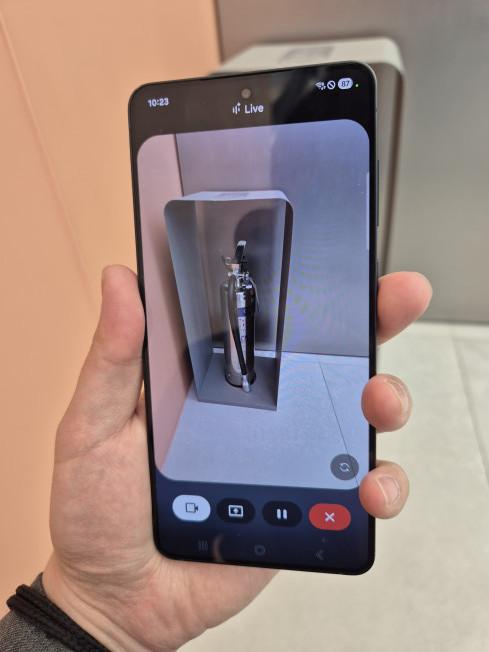 갤럭시 S25 엣지로 ‘실시간 비주얼 AI’ 기능을 사용하고 있는 모습.