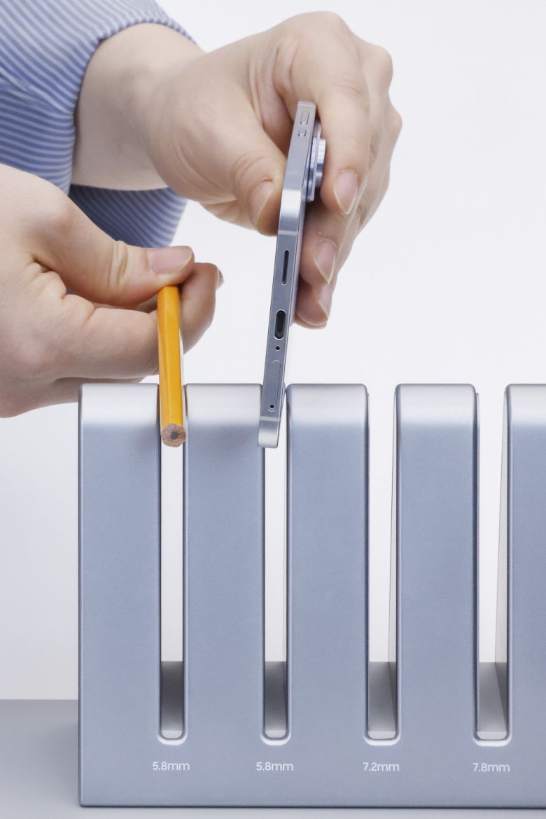 삼성전자 초슬림형 스마트폰 갤럭시 S25 엣지가 공개된 13일 서울 서초구 서울강남을 찾은 시민들이 갤럭시 S25 엣지를 살펴보고 있다. 갤럭시 S25 시리즈의 라인업을 완성하는 이번 제품은 5.8mm 두께의 슬림한 디자인과 163g의 가벼운 무게가 장점으로 강력한 내구성, 인공지능(AI) 성능을 갖췄다. 갤럭시 S25 엣지는 14일부터 20일까지 사전 판매를 실시하고, 공식 출시일은 23일이다. 조현호 기자 hyunho@