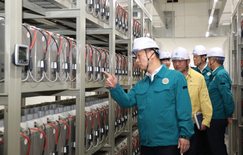 13일 박덕수 한국지역정보개발원장이 제21대 대통령 선거를 대비해 주요 정보시스템 및 기반시설을 점검하고 있다.