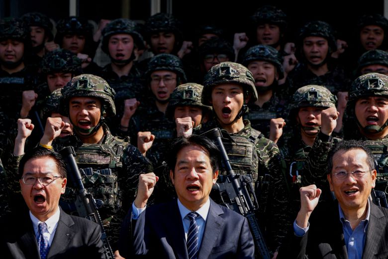 라이칭더(가운데) 대만 총통이 지난달 21일 쑹산 공군기지에서 군인들과 기념촬영을 하고 있다. 쑹산/로이터연합뉴스