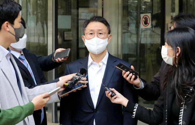 뇌물 수수 혐의로 기소됐던 김형준 전 부장검사가 2022년 11월 9일 서울 서초동 서울중앙지법에서 열린 1심 선고에서 무죄 판결을 받은 뒤 취재진의 질문에 답하고 있다.