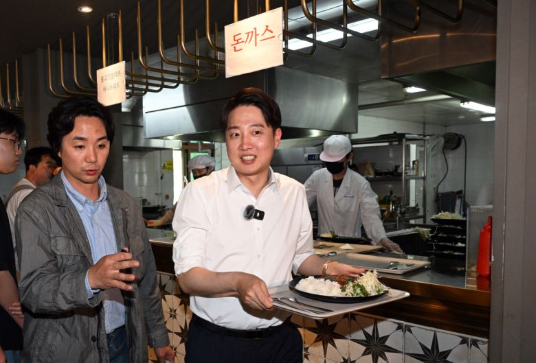 이준석 개혁신당 대선 후보가 13일 대구 북구 경북대학교를 찾아 학생식당에서 주문한 돈가스를 받고 있다. (공동취재) 2025.05.13.