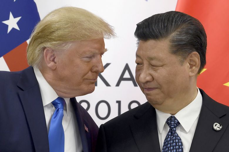 도널드 트럼프 미국 대통령과 시진핑 중국 국가주석이 2019년 6월 29일 주요 20개국(G20) 정상회의에서 인사하고 있다. 오사카/AP뉴시스