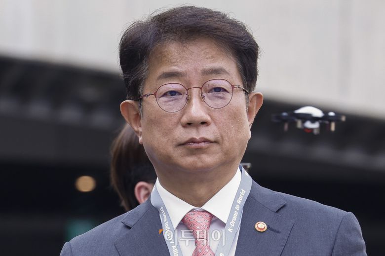 박상우 국토교통부 장관이 14일 서울 강서구 코엑스마곡에서 열린 드론산업 얼라이언스 창립총회에서 드론 조종을 하고 있다. 조현호 기자 hyunho@