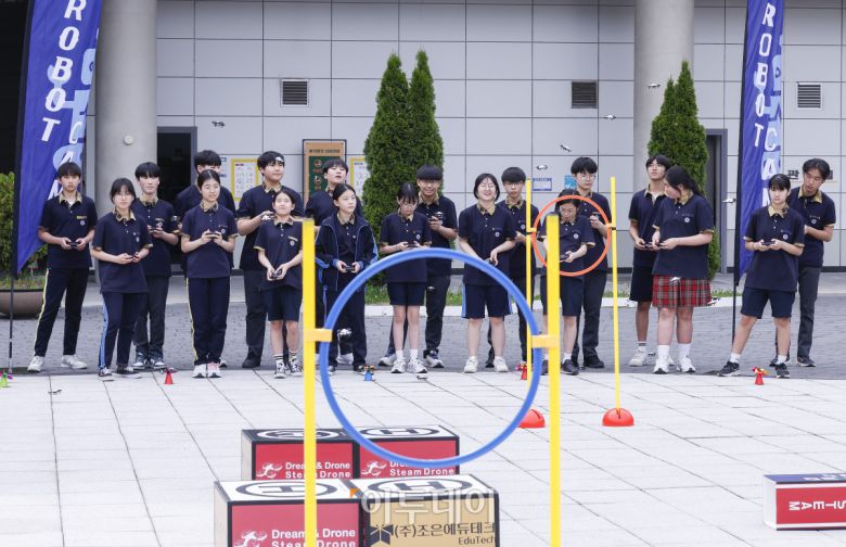 14일 서울 강서구 코엑스마곡에서 열린 드론산업 얼라이언스 창립총회에서 학생들이 드론 조종을 하고 있다. 조현호 기자 hyunho