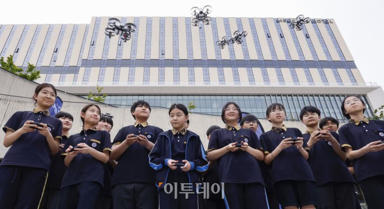14일 서울 강서구 코엑스마곡에서 열린 드론산업 얼라이언스 창립총회에서 학생들이 드론 조종을 하고 있다. 조현호 기자 hyunho