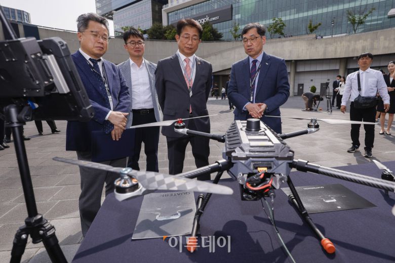 박상우 국토교통부 장관이 14일 서울 강서구 코엑스마곡에서 열린 드론산업 얼라이언스 창립총회에서 드론을 살펴보고 있다. 조현호 기자 hyunho@