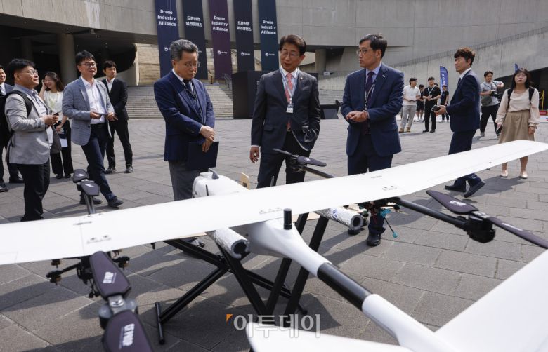 박상우 국토교통부 장관이 14일 서울 강서구 코엑스마곡에서 열린 드론산업 얼라이언스 창립총회에서 드론을 살펴보고 있다. 조현호 기자 hyunho@