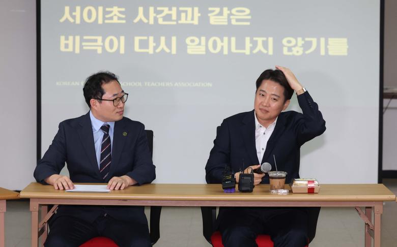 이준석 개혁신당 대선후보가 15일 서울 중구 공간모아에서 열린 ‘서이초 사건과 같은 비극이 다시는 일어나지 않기를’ 대한초등교사협회 간담회에서 잠시 머리를 만지고 있다. 신태현 기자 holjjak@