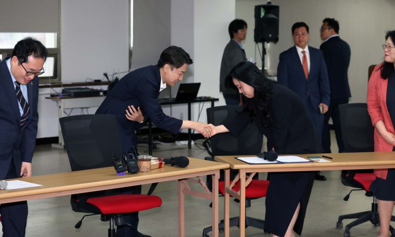 이준석 개혁신당 대선후보가 15일 서울 중구 공간모아에서 열린 ‘서이초 사건과 같은 비극이 다시는 일어나지 않기를’ 대한초등교사협회 간담회에서 초등교사들과 인사하고 있다. 신태현 기자 holjjak@