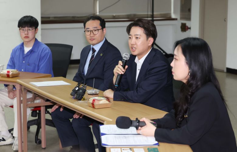 이준석 개혁신당 대선후보가 15일 서울 중구 공간모아에서 열린 ‘서이초 사건과 같은 비극이 다시는 일어나지 않기를’ 대한초등교사협회 간담회에서 발언하고 있다. 신태현 기자 holjjak@