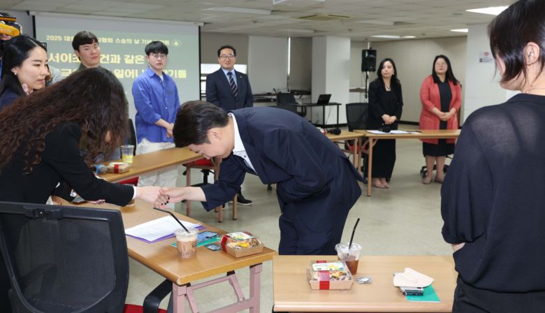 이준석 개혁신당 대선후보가 15일 서울 중구 공간모아에서 열린 ‘서이초 사건과 같은 비극이 다시는 일어나지 않기를’ 대한초등교사협회 간담회에서 초등교사들과 인사하고 있다. 신태현 기자 holjjak@