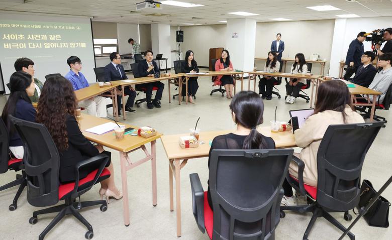 이준석 개혁신당 대선후보가 15일 서울 중구 공간모아에서 열린 ‘서이초 사건과 같은 비극이 다시는 일어나지 않기를’ 대한초등교사협회 간담회에서 발언하고 있다. 신태현 기자 holjjak@