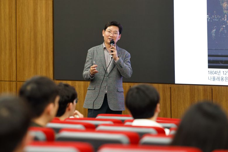 이상일 시장이 단국대 국제관에서 리더와 리더십을 주제로 특강을 하고 있다.