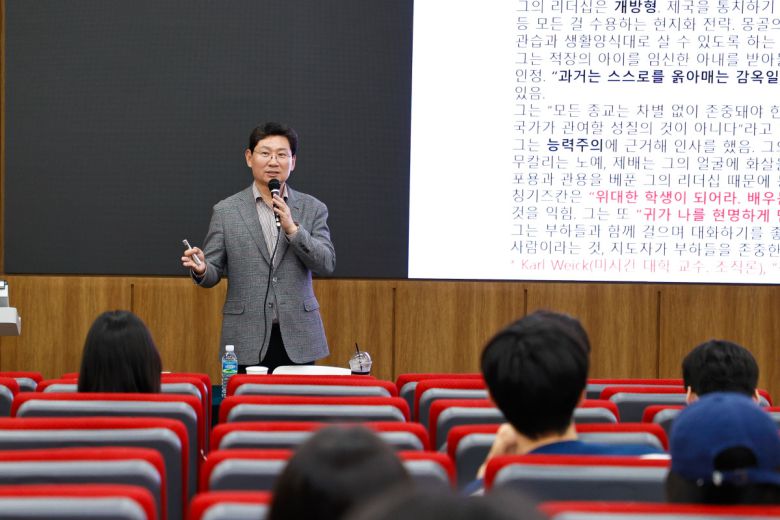 이상일 시장이 단국대 국제관에서 리더와 리더십을 주제로 특강을 하고 있다.