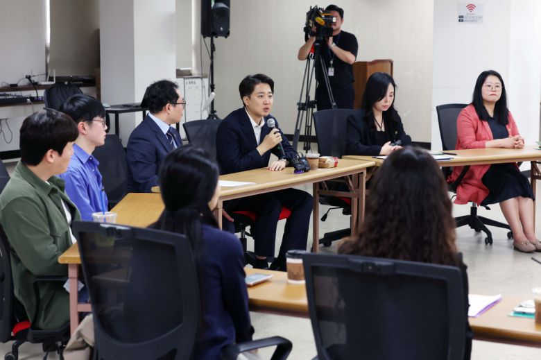 이준석 개혁신당 대선후보가 15일 서울 중구 공간모아에서 열린 ‘서이초 사건과 같은 비극이 다시는 일어나지 않기를’ 대한초등교사협회 간담회에서 발언하고 있다. 신태현 기자 holjjak@