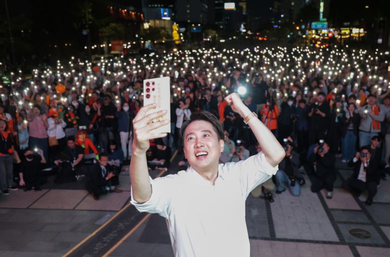 이준석 개혁신당 대선후보가 12일 서울 중구 청계광장에서 열린 집중유세에서 휴대전화 불빛을 켠 지지자들과 함께 셀카를 찍고 있다.